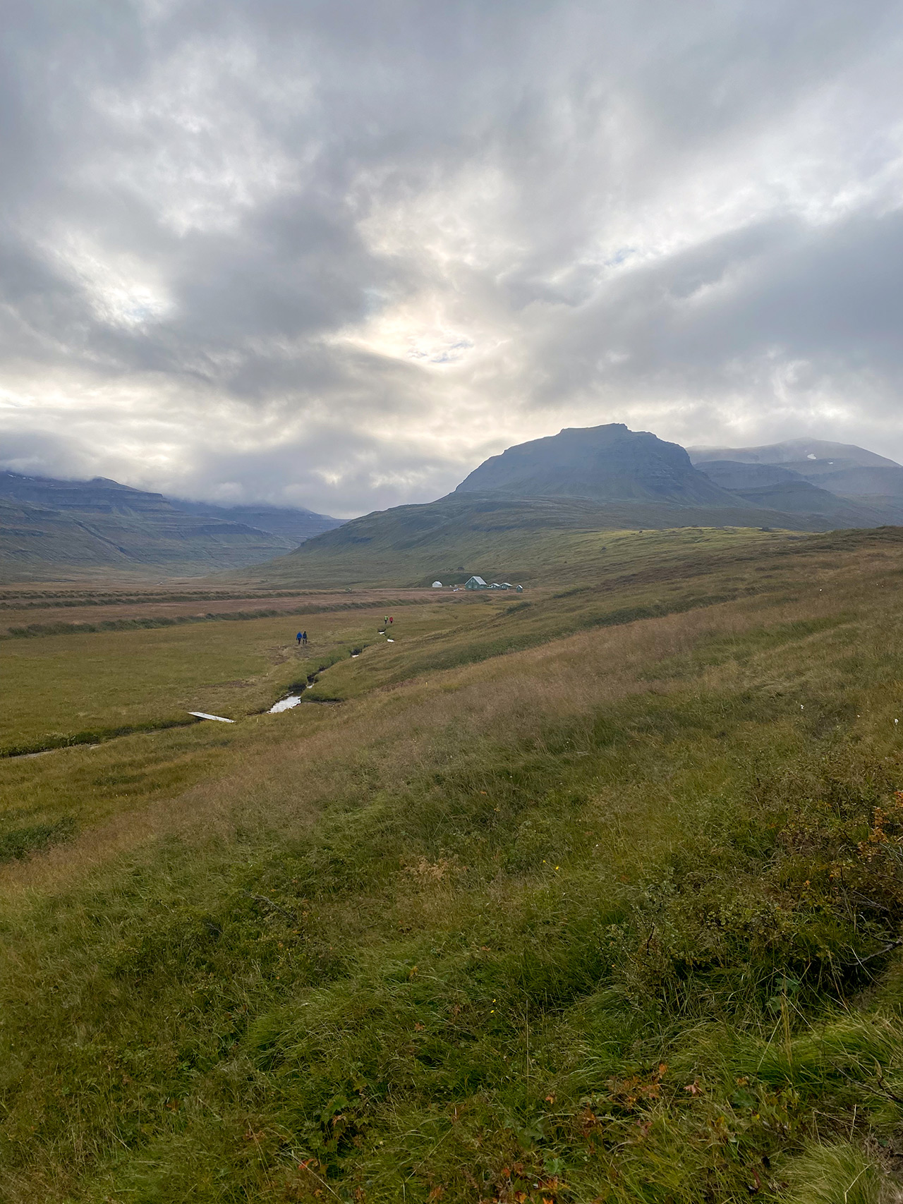 Fólk á göngu í Loðmundarfirði á leið í skálann